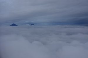 グアテマラ　雲に浮かぶ山　火山