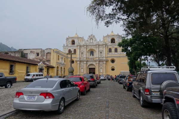 グアテマラ　アンティグアにあるラ・メルセー寺院　世界文化遺産